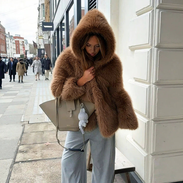 Damen Kurzblouson aus langfaserigem Shaggy‑Faux‑Fur mit hohem Schalkragen und klarer Boxy‑Silhouette Drune