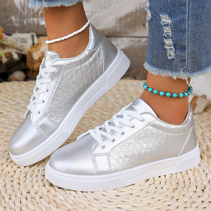 Damen Flache Sneaker mit Metallic‑Finish und geprägter Seitenstruktur Drune