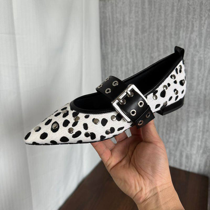 Damen Spitz zulaufende Mule-Ballerina mit breitem Nietenriemen und Dalmatiner-Muster Drune