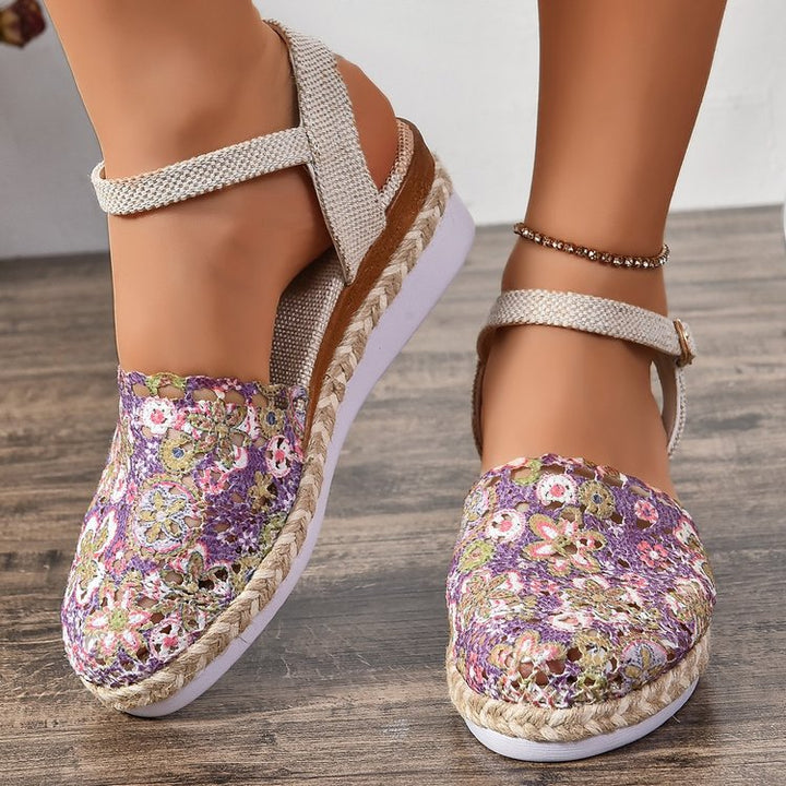 Damen  bestickte Espadrille-Pantoletten mit verstellbarem Knöchelriemen, floraler Häkel-Optik und geflochtenem Jute-Plateau Drune
