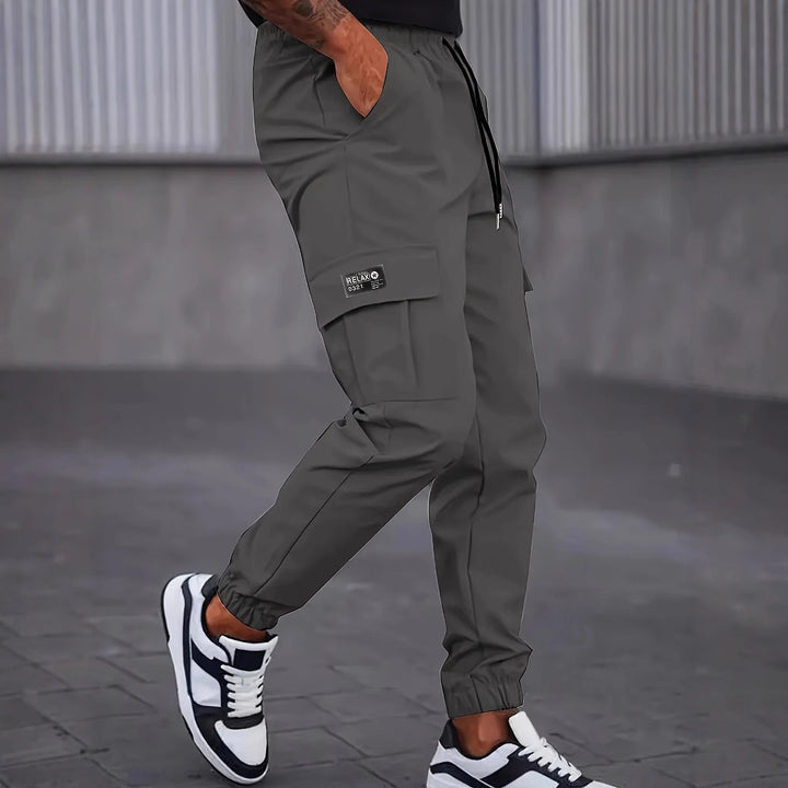Herren Utility-Cargohose im Joggerstil mit Tunnelzugbund elastischen Beinabschlüssen und Multifachtaschen Drune