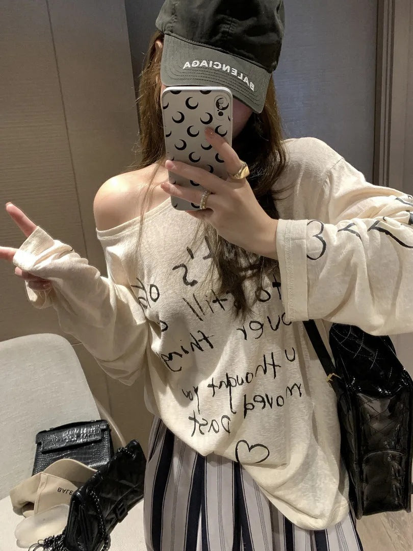 Damen lässiges Oversized-Oberteil mit off-Shoulder Design und künstlerischem Schriftzug Drune