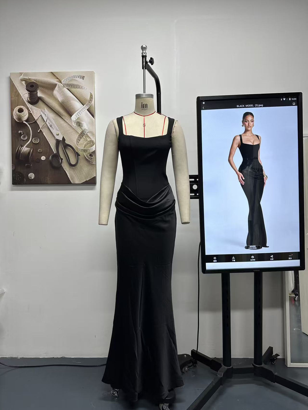 Damen Fließendes Maxi-Kleid mit asymmetrischem Schnitt und raffiniertem Drapé Drune