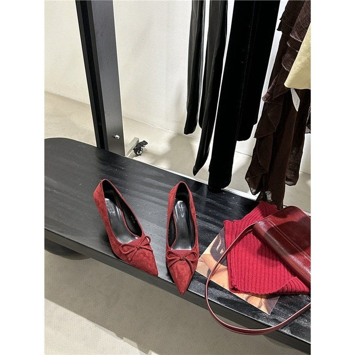 Damen Spitz zulaufende Wildleder‑Pumps mit skulpturiertem Kittenabsatz und Zierknoten Drune