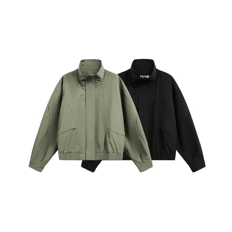 Unisex Kurzblouson im minimalistischen Tech‑Stoff mit Funnelkragen und verdeckter Frontblende Drune