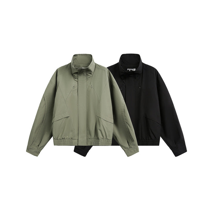 Unisex Kurzblouson im minimalistischen Tech‑Stoff mit Funnelkragen und verdeckter Frontblende Drune