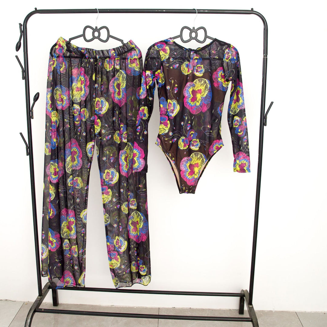 Damen modisches Badeoutfit mit langärmeligen Oberteil und lässigen Pants Drune