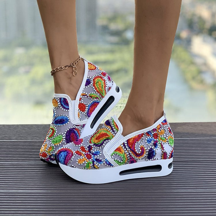 Damen Slip-On Keil-Sneaker mit besticktem Canvas-Obermaterial und luftgepolsterter Plateau-Sohle Drune