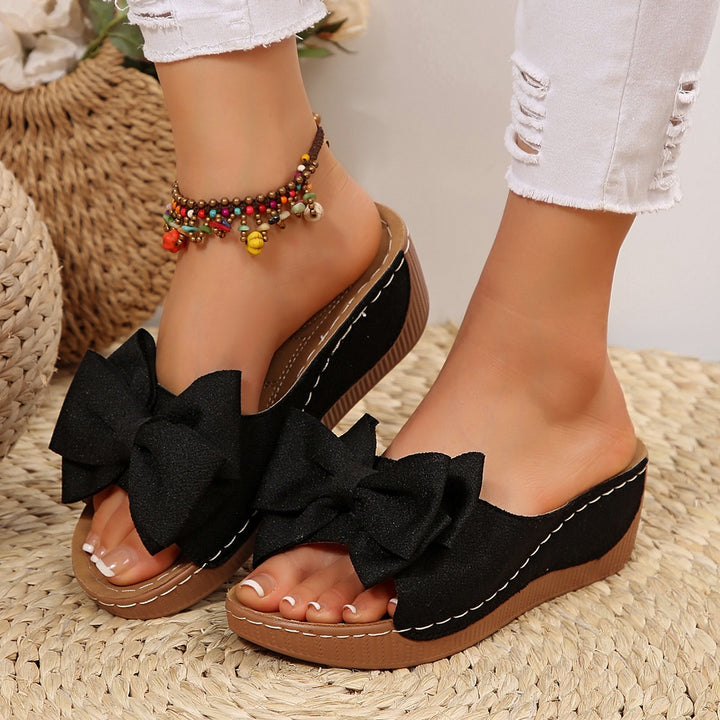 Damen Pantoletten mit Zierschleife, leichtem Plateau und gepolstertem Komfortfußbett Drune