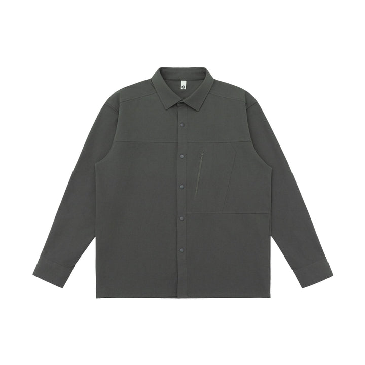 Unisex Oversize-Hemdjacke im Utility‑Style mit verdeckter Druckknopfleiste und diagonaler Reißverschlusstasche Drune
