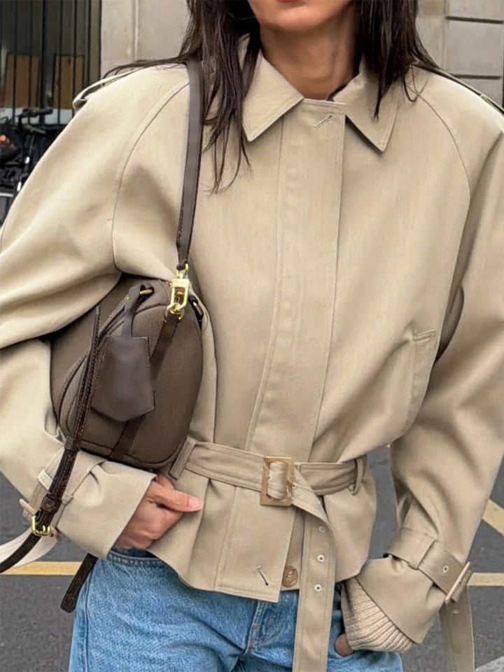 Damen Taillierte Kurz-Trenchjacke mit Bindegürtel, Raglanärmeln und verdeckter Knopfleiste Drune