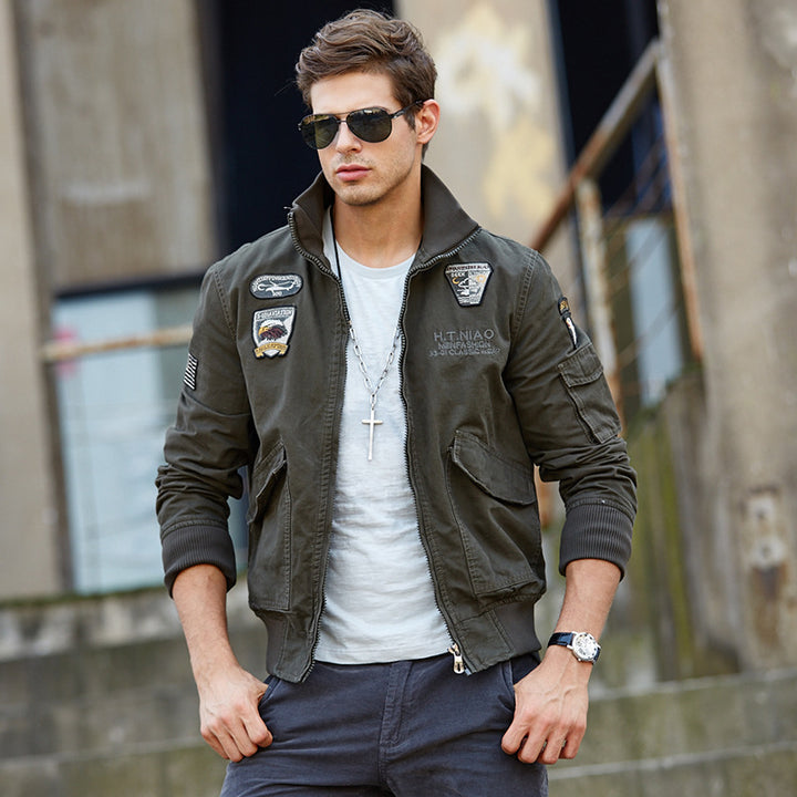 Herren kurz geschnittener Fliegerblouson aus Canvas mit Emblem‑Aufnähern und Ärmeltasche Drune