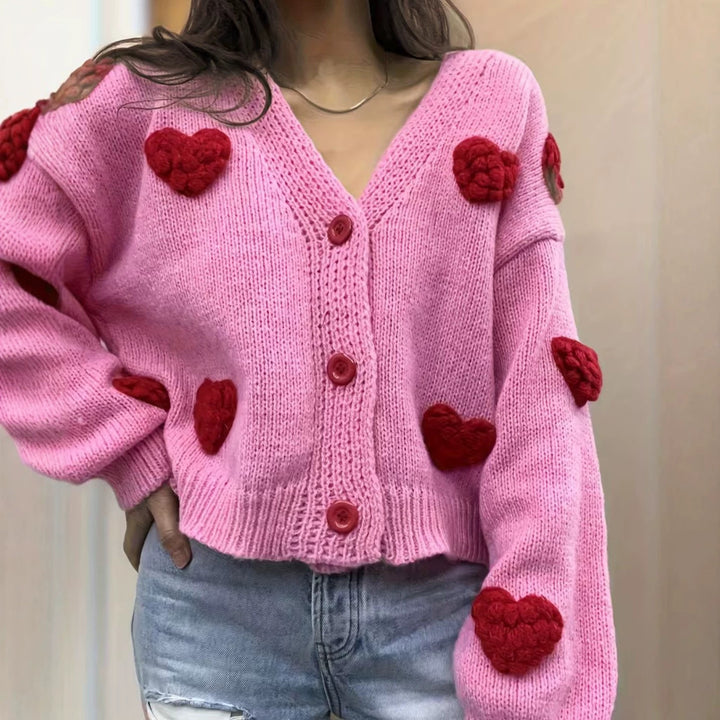 Damen Kurzgeschnittener V-Ausschnitt-Cardigan mit geprägten Herz-Applikationen und Schmuckknöpfen Drune