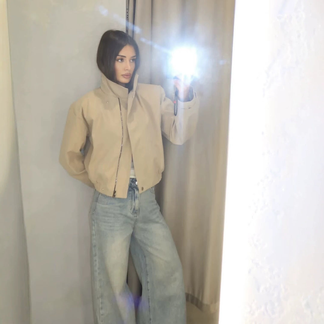 Damen Kurzblouson mit hohem Stehkragen, elastischem Bund und verdeckter Druckknopfleiste Drune