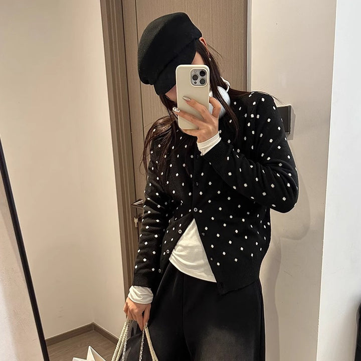 Damen Cardigan mit modernen Punkten und feiner Knopfleiste