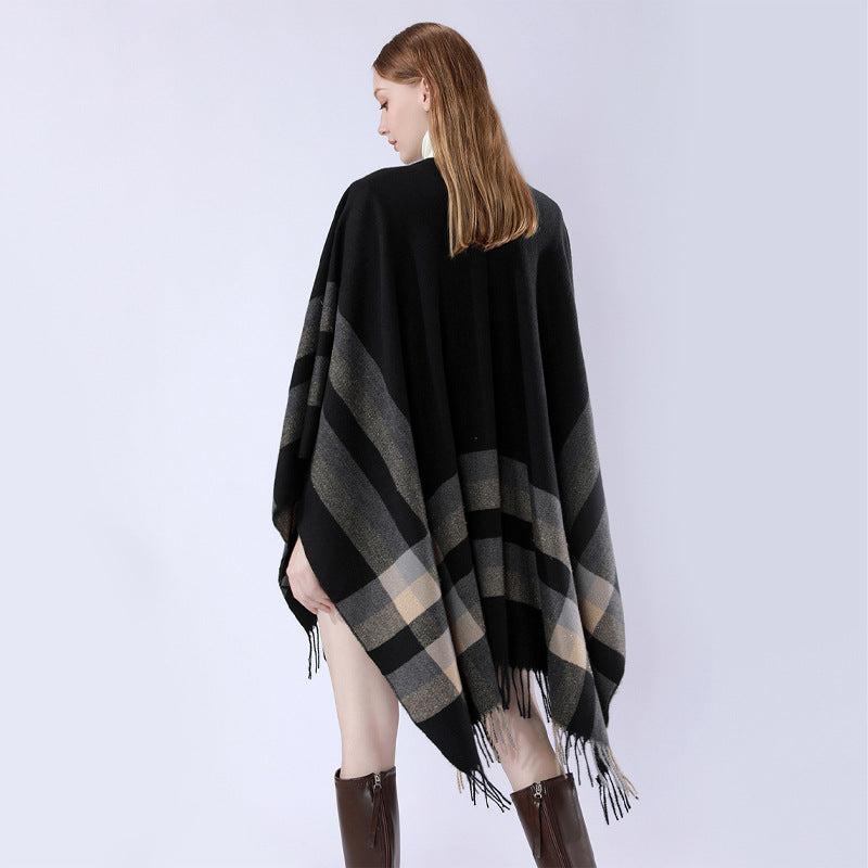 Damen Wollmix-Capeponcho im Oversize-Kimono mit Karomuster und Fransensaum Drune