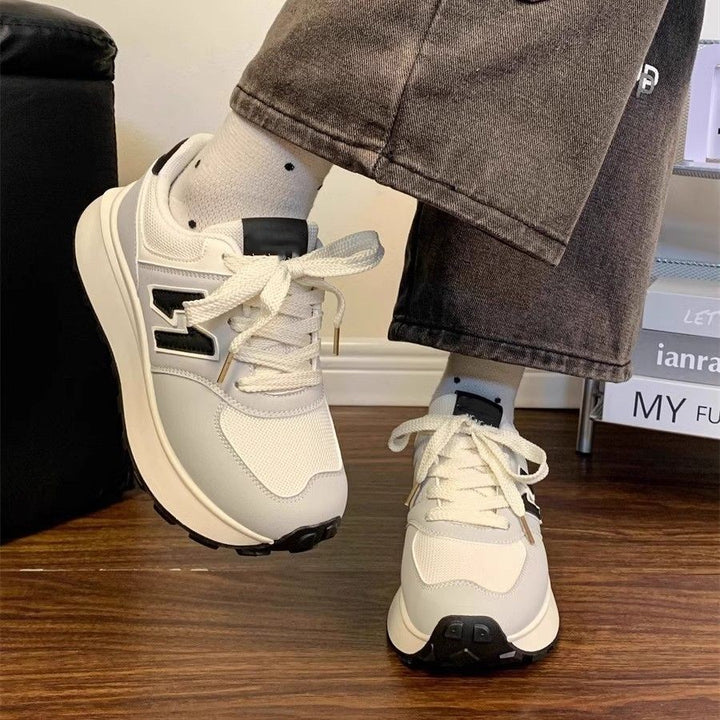 Damen Plateausneaker im Retro-Citystil mit skulpturierter Wedgesohle und atmungsaktiver Netzstruktur Drune