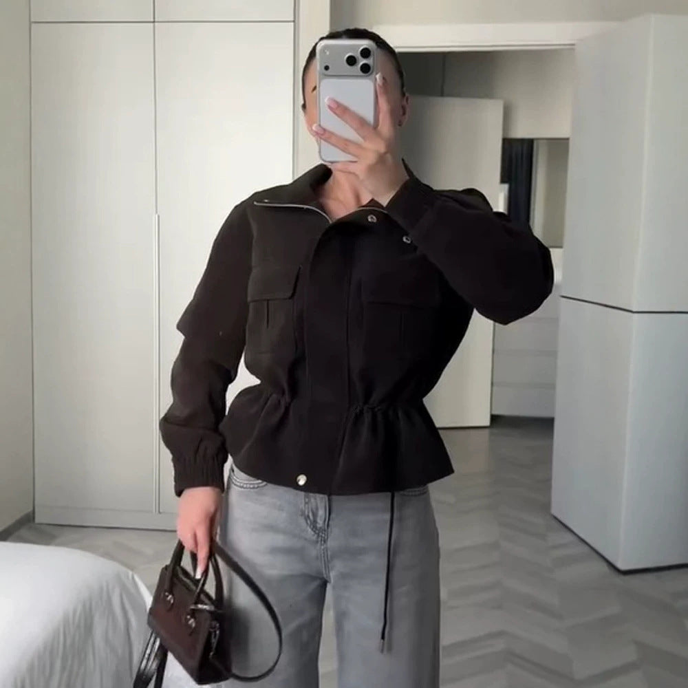 Damen Kurzjacke im Utility‑Stil mit Taillenzug und Stehkragen Drune