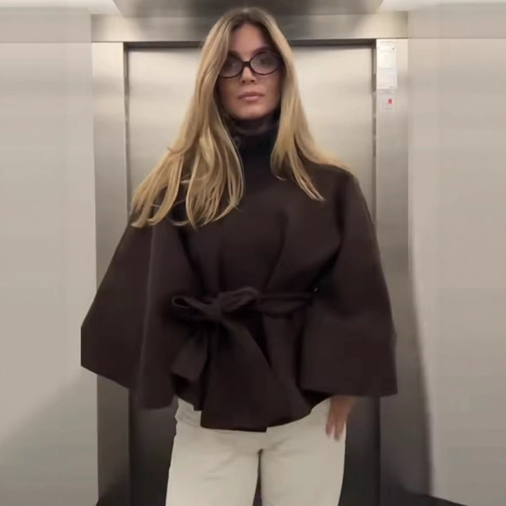 Damen 2900+ eleganter kurzer Cape‑Umhang mit Stehkragen, Knopfleiste und Taillenband Drune