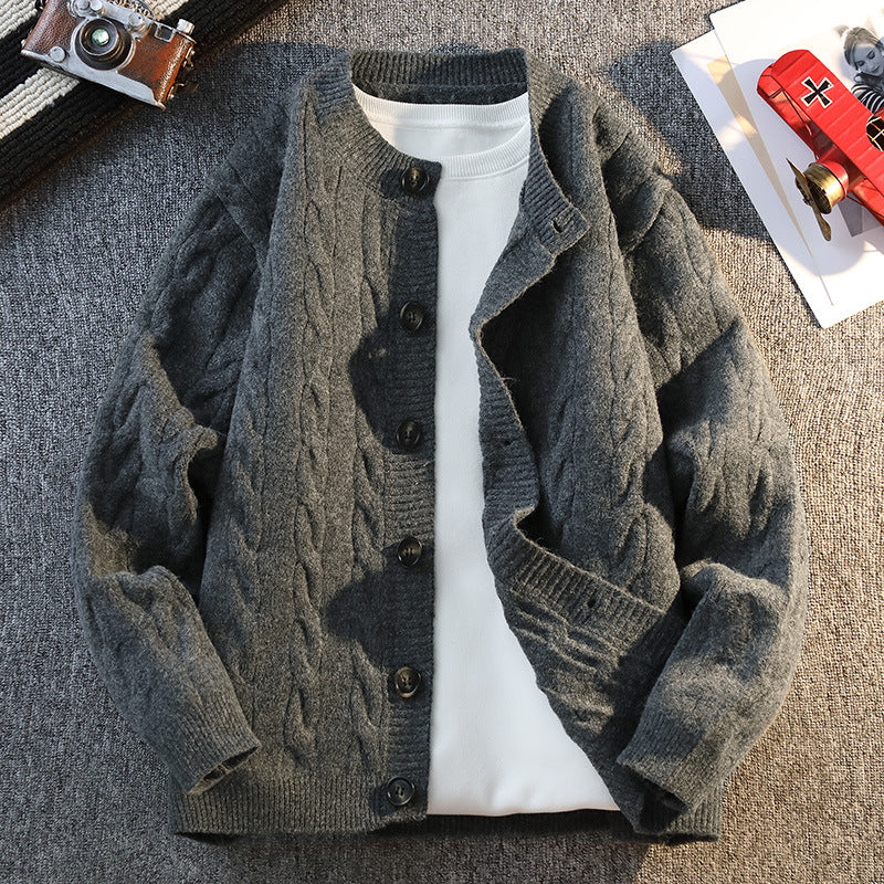 Herren Strickjacke mit modernem Zopfmuster und durchgehendem Knopfverschluss Drune