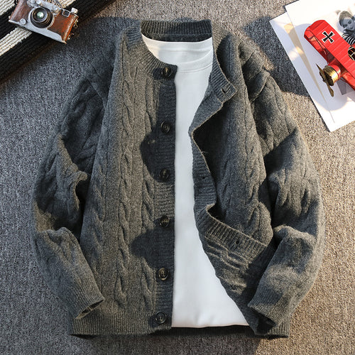 Herren Strickjacke mit modernem Zopfmuster und durchgehendem Knopfverschluss Drune