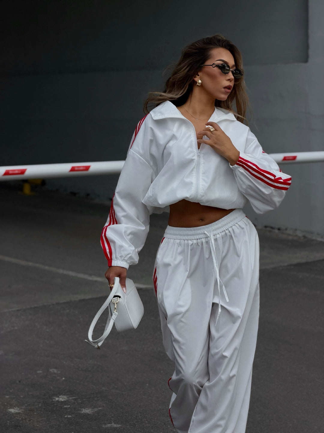 Damen Oversized kurz geschnittene Trainingsjacke und taillenhohe Jogginghose Set mit Seitenstreifen Drune