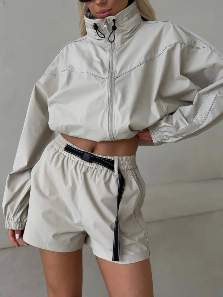 Damen sportliches Set bestehend aus Jacke mit hohem Kragen und Shorts im Urban Style