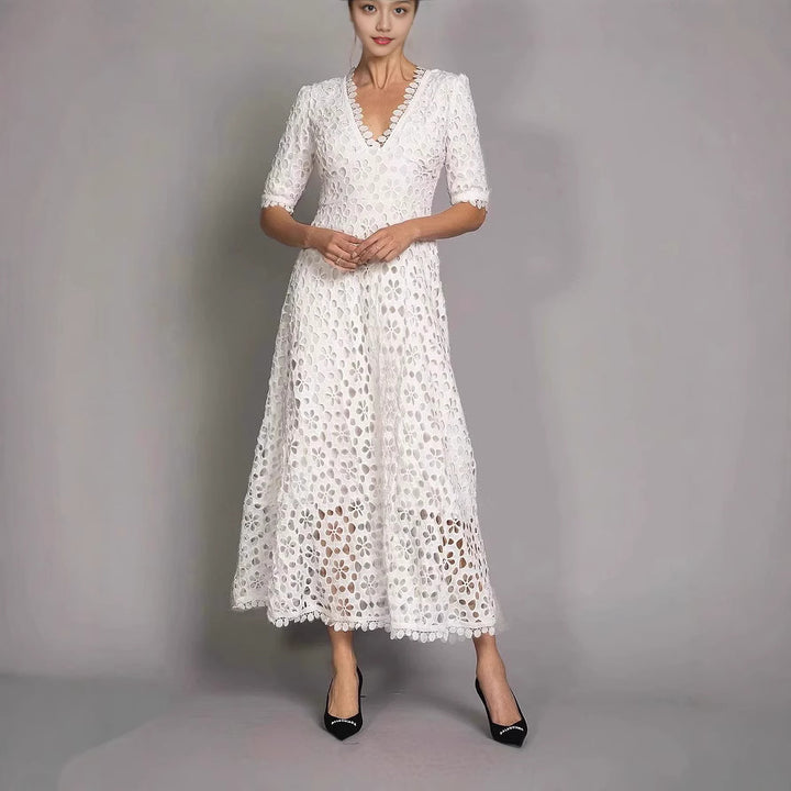 Damen Elegantes Maxikleid mit floralen Cut-Outs und Spitzenkragen Drune