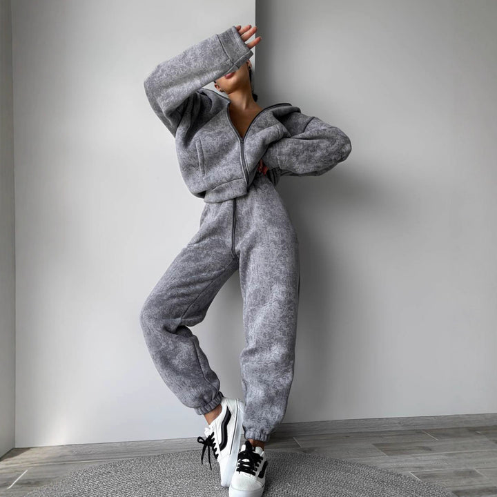 Damen sportlicher Jogginganzug mit hohem Kragen und seitlichen Reißverschlüssen Drune