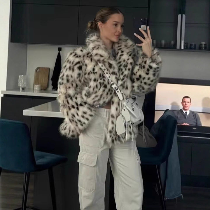 Damen Kurzjacke aus Kunstpelz im Dalmatiner‑Look mit kastiger Silhouette und weitem Schalkragen Drune