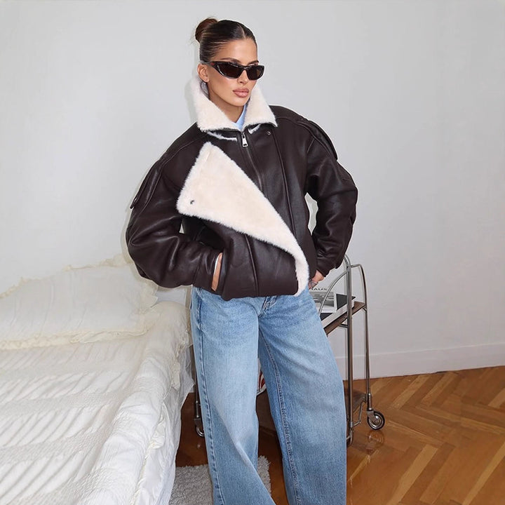 Damen Oversize Fliegerjacke aus Lederimitat mit asymmetrischer Kunstfell-Borte Drune