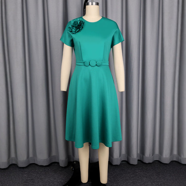 Damenkleid mit elegantem Gürtel und dekorativem Blumenakzent Drune