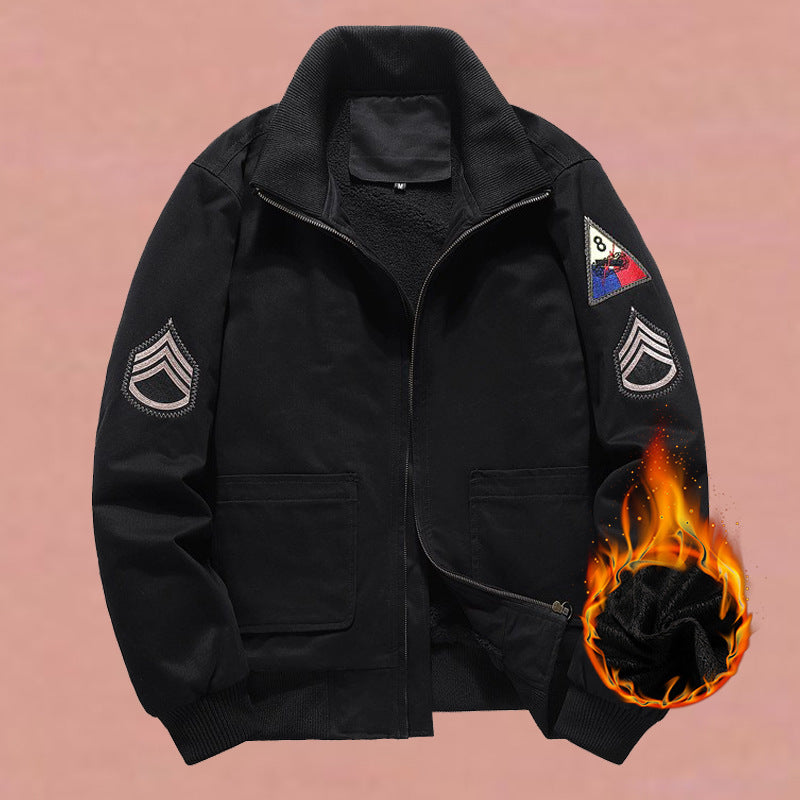 Herren nan militärisch inspirierte Bomberjacke mit aufgesetzten Patches, verdecktem Reißverschluss und elastischen Bündchen Drune