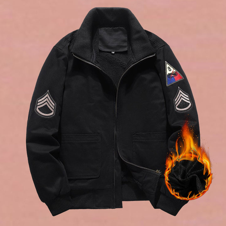 Herren  militärisch inspirierte Bomberjacke mit aufgesetzten Patches, verdecktem Reißverschluss und elastischen Bündchen Drune