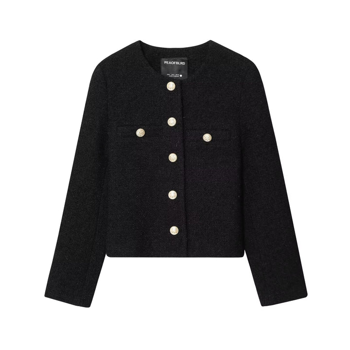 Damen 80+ Kurz geschnittene Bouclé‑Jacke mit Rundhals, goldenen Zierknöpfen und Pattentaschen Drune