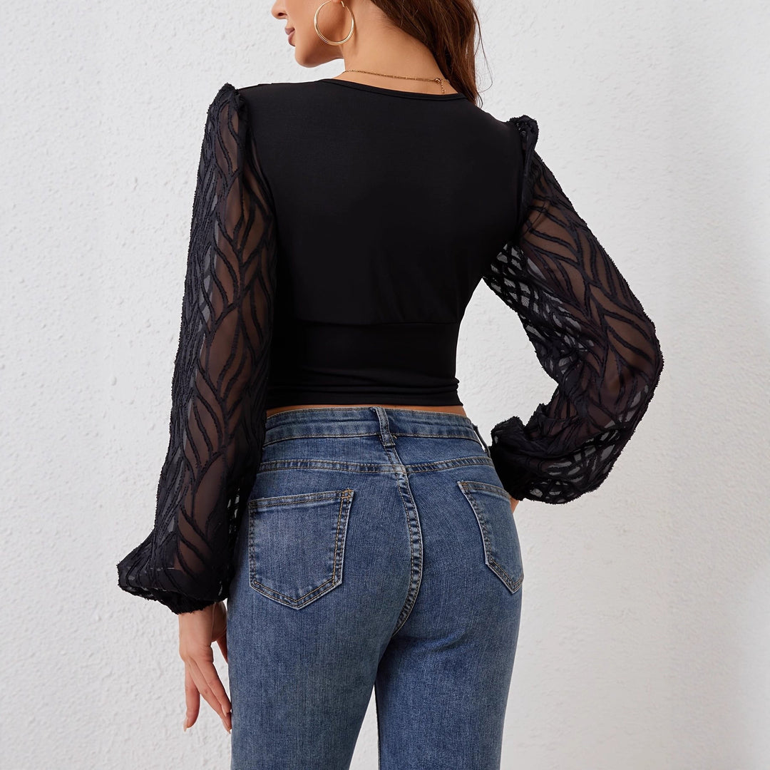 Damen Bluse mit eleganten, transparenten Ärmeln und knopfverzierten Details Drune