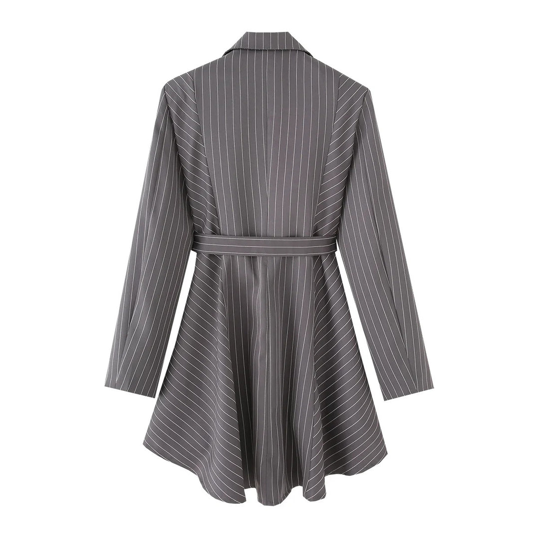 Damen nan tailliertes Blazerkleid mit Nadelstreifen, Bindegürtel und asymmetrischem Saum Drune