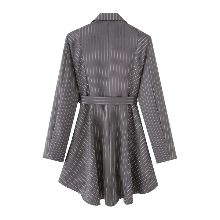 Damen nan tailliertes Blazerkleid mit Nadelstreifen, Bindegürtel und asymmetrischem Saum Drune