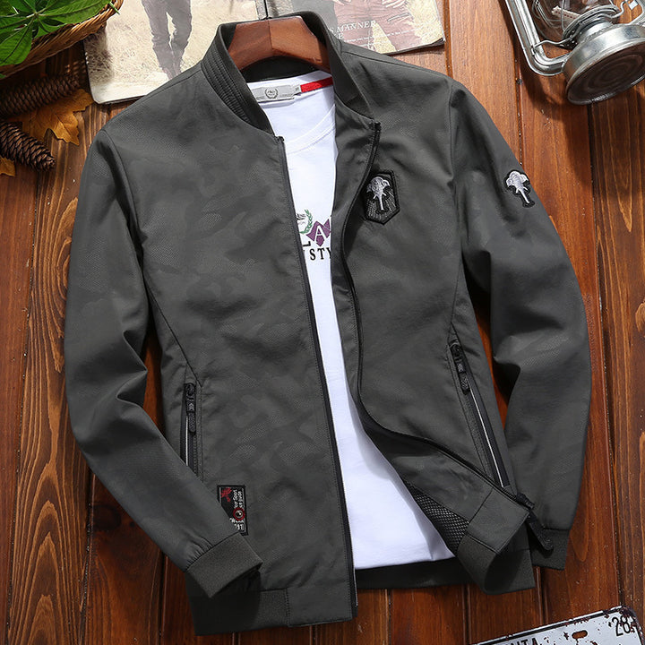 Herren Leichte wasserabweisende Bomberjacke mit Meshfutter und Patch‑Applikationen Drune