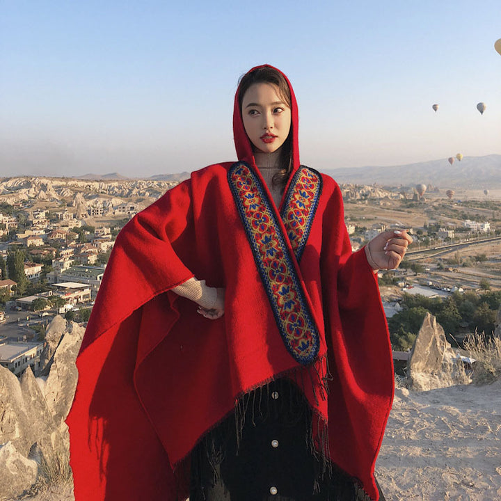 Damen Kapuzenponcho aus Wollmix mit kontrastreicher Blumenstickerei und Fransensaum Drune