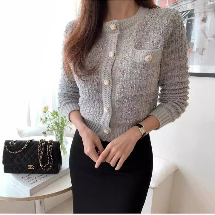 Damen kurz geschnittene Strickjacke mit dekorativen Knopfdetails und strukturiertem Design Drune