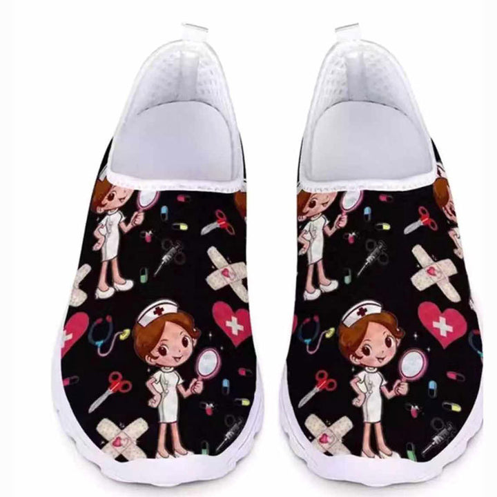 Damen Verspielte Slip-On Sneakers mit medizinischem Cartoon-Print, atmungsaktivem Mesh und gepolsterter Memory-Sohle Drune