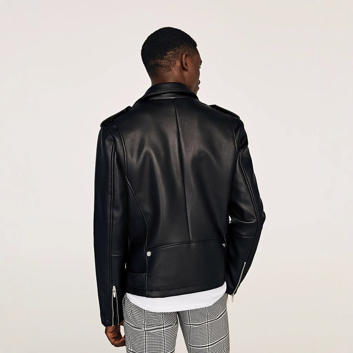 Herren Bikerjacke im Rider‑Stil aus veganer Lederoptik mit asymmetrischem Reißverschluss und Taillengürtel Drune