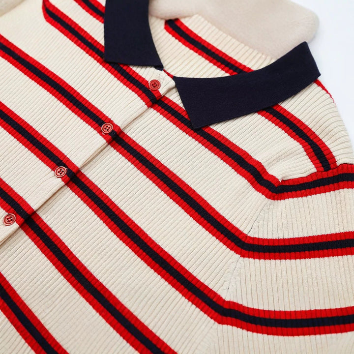 Damen Kurzarm-Rippenstrick-Cardigan mit Polokragen, Knopfleiste und Rüschensaum Drune