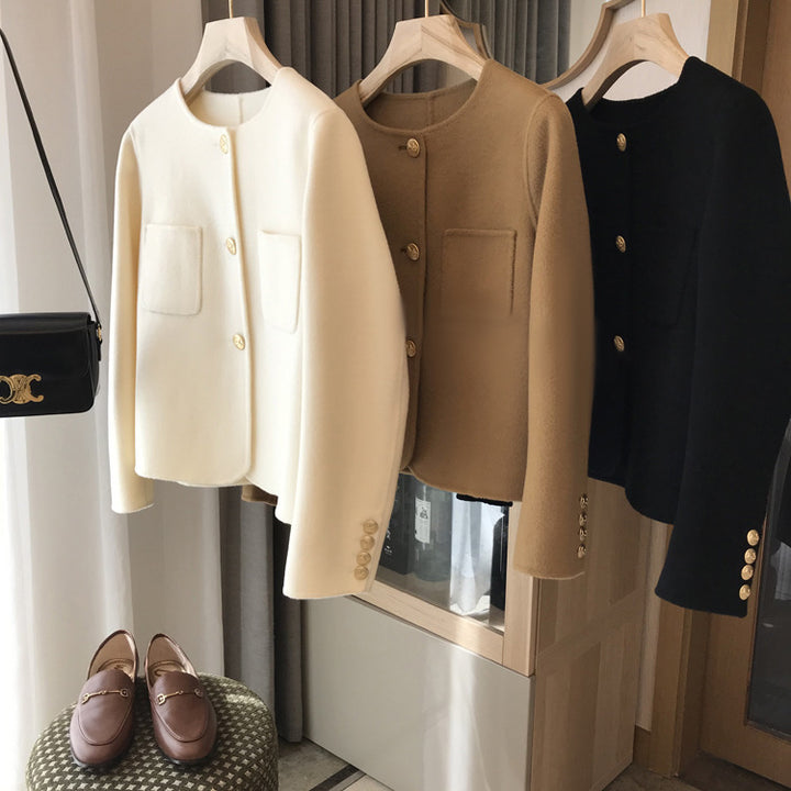 Damen Kurzblazer aus Wollmix mit Rundhalsausschnitt, Pattentaschen und goldenen Zierknöpfen Drune