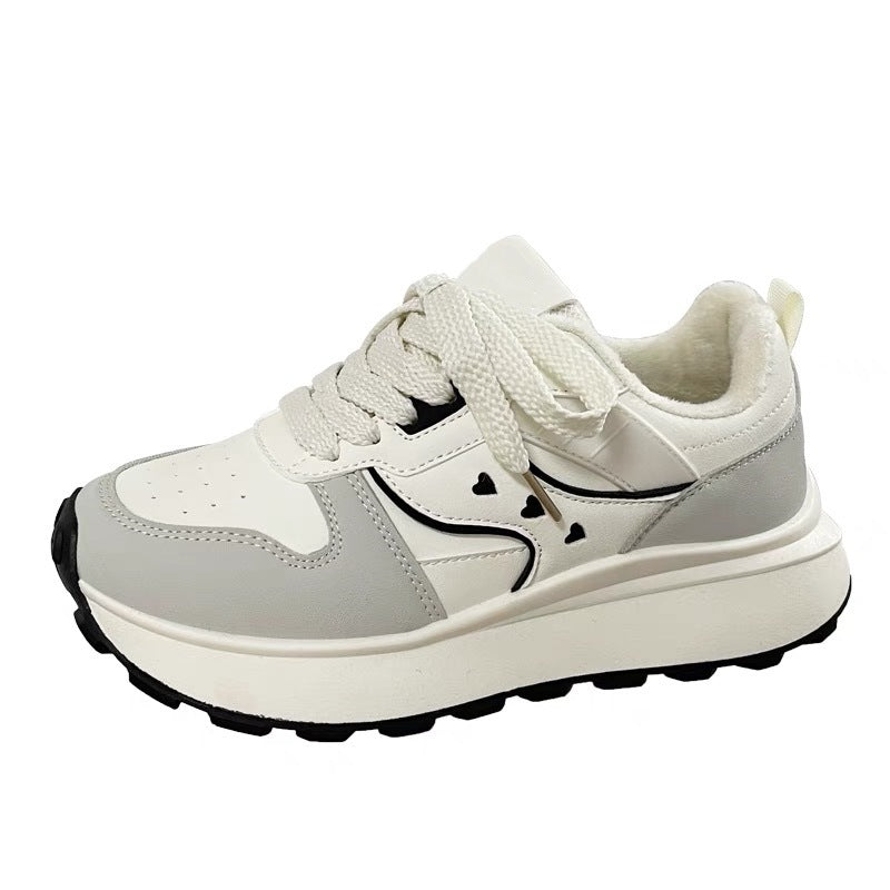 Damen Plateau‑Sneaker im Retro‑Trail‑Look mit Herz‑Ziernähten und grober Profilsohle Drune