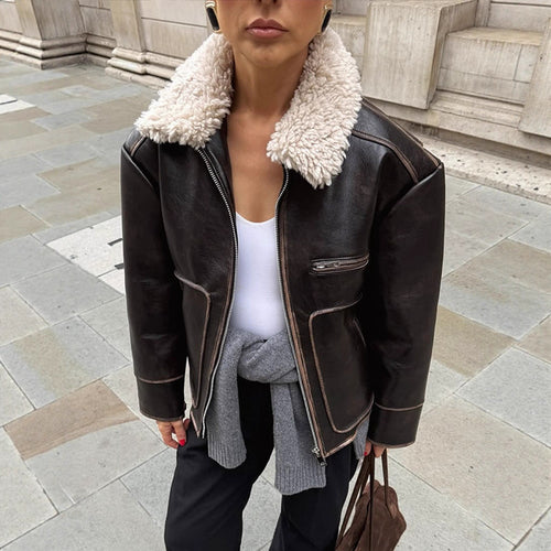Damen Kurz geschnittene Lederimitat‑Fliegerjacke mit voluminösem Teddy‑Schalkragen und markanten Ziernähten Drune