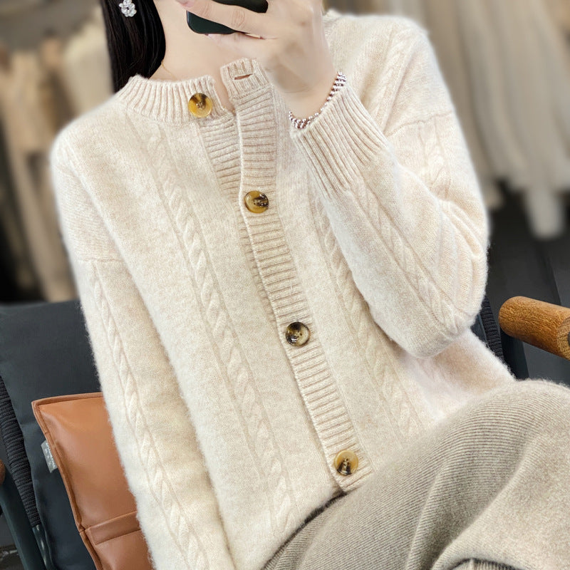 Damen Kaschmirähnlicher Zopfmuster‑Cardigan mit Rundhals und Hornoptikknöpfen Drune