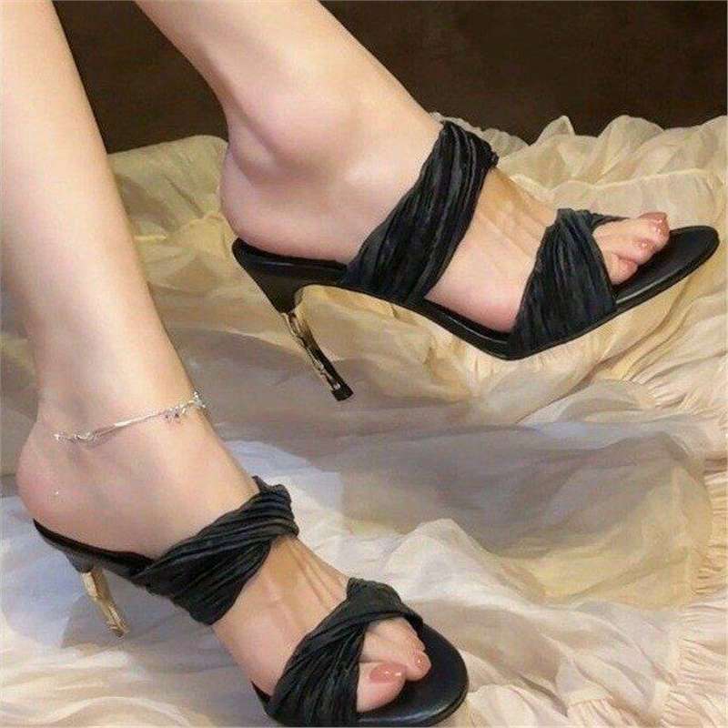 Damen Geplissierte Knöchelriemen‑Sandaletten mit gedrehten Bandagen und skulpturiertem Stiletto‑Absatz Drune