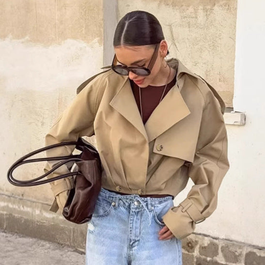 Damen modische Kurzjacke im minimalistischen Design mit lässigem Schnitt und praktischen Details Drune